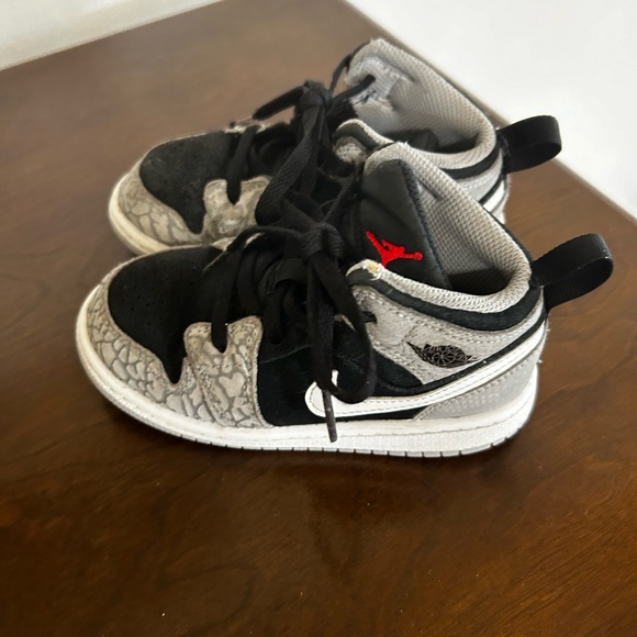 Toddler used Jordan sneakers - Picture 5 of 6